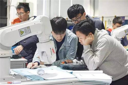 工業(yè)機器人技術(shù)培訓更傾向于到工業(yè)機器人集成商工作?